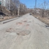 люди пытаются сгладить острые углы местных ям своими силами, но не слишком успешно — newsvl.ru