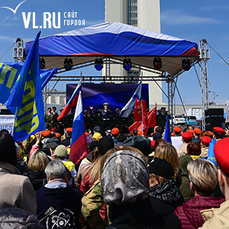 В разгар рабочего дня в центре Владивостока прошёл патриотичный концерт-митинг 
