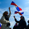 Люди приходили с флагами России и не только — newsvl.ru