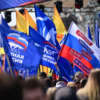 Члены партии «Единая Россия» стояли прямо у сцены  — newsvl.ru