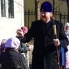 Батюшка благословил верующих перед входом в собор — newsvl.ru