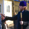 Батюшка благословил верующих перед входом в собор — newsvl.ru