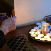 Как и на другие религиозные праздники, на Песах принято зажигать свечи в синагоге — newsvl.ru