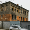 В оконных проёмах на втором этаже видны следы пожаров — newsvl.ru