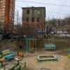 Рядом с заброшенным зданием – детская площадка — newsvl.ru