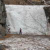 Сейчас замёрзший водопад выглядит не так живописно, как зимой — newsvl.ru