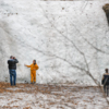 Люди сходят с безопасной тропы и фотографируются у льда — newsvl.ru