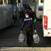 Учащиеся ДМУ помогали переносить беженцам сумки — newsvl.ru