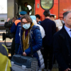 Мариупольцы с полными сумками выходили из поезда и направлялись к автобусам    — newsvl.ru