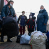 Жители Мариуполя выглядели уставшими. От боевых действий и долгой дороги  — newsvl.ru