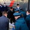Сотрудники МЧС помогали выносить из поезда маломобильных граждан — newsvl.ru