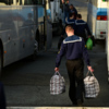Учащиеся Дальневосточного мореходного училища помогали беженцам с транспортировкой багажа — newsvl.ru