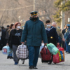 Сотрудники МЧС помогали беженцам нести сумки — newsvl.ru