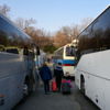 Со станции людей на автобусах доставили в пункт временного размещения во Врангеле    — newsvl.ru