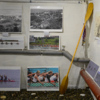 Кроме фото, здесь можно увидеть вёсла и медали, напоминающие о соревнованиях, которые проходят в бухте — newsvl.ru