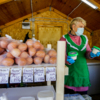 Можно также купить свежие яйца из Хмыловки. Десяток стоит 170 рублей — newsvl.ru