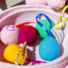 Мягкие игрушки в форме пасхальных яиц сделала Оксана — newsvl.ru