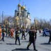 В авангарде шли служители храма и казаки с хоругвями, за ними – военные — newsvl.ru