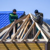 Рабочие собирают крышу — newsvl.ru
