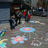 Малышам предложили раскрасить рисунки на брусчатке малярными кисточками — newsvl.ru