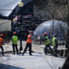 Рабочие трудятся у входа на баржу — newsvl.ru