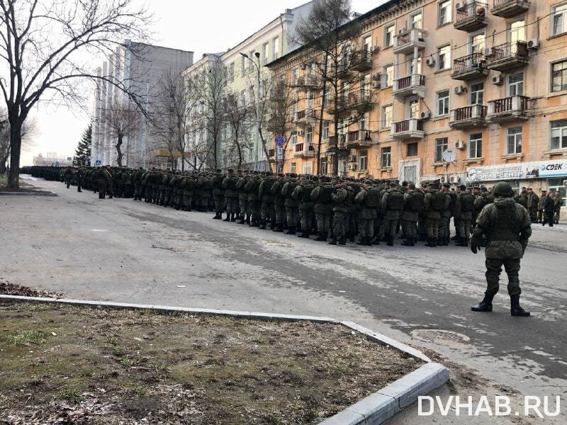 Город встал. Парад на площади. Репетиция парада Хабаровск 2022. Репетиция парада Победы 2022 в Хабаровске. Военнослужащие Хабаровска парад 2022.