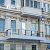 Самовольно установленный на историческом здании в центре Владивостока балкон демонтировали по решению суда