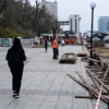 Рабочие уже начали разбирать настилы и брусчатку — newsvl.ru