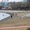 Сегодня гуляющих у моря немного, но виновата здесь плохая погода — newsvl.ru
