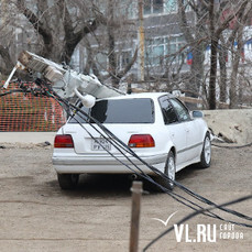 На стройке музейно-театрального комплекса во Владивостоке на автомобиль упал столб 