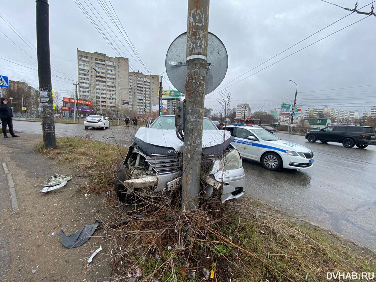 Грубо нарушив ПДД, таксист устроил аварию на Ленинградской (ФОТО; ВИДЕО) —  Новости Хабаровска