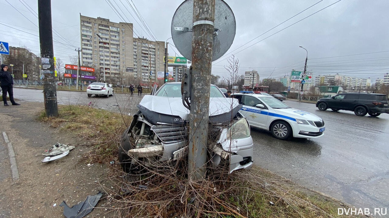 Грубо нарушив ПДД, таксист устроил аварию на Ленинградской (ФОТО; ВИДЕО) —  Новости Хабаровска