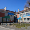 Территория детского сада № 166 огорожена высоким забором — newsvl.ru