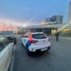 Электромобиль с лого каршеринга на парковке гостиницы — newsvl.ru
