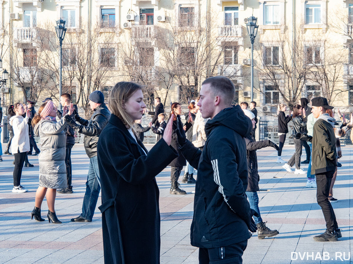 Толпа голых девушек трахает парня ~ talanova-school.ru