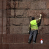 Моют специалисты и постамент памятника — newsvl.ru