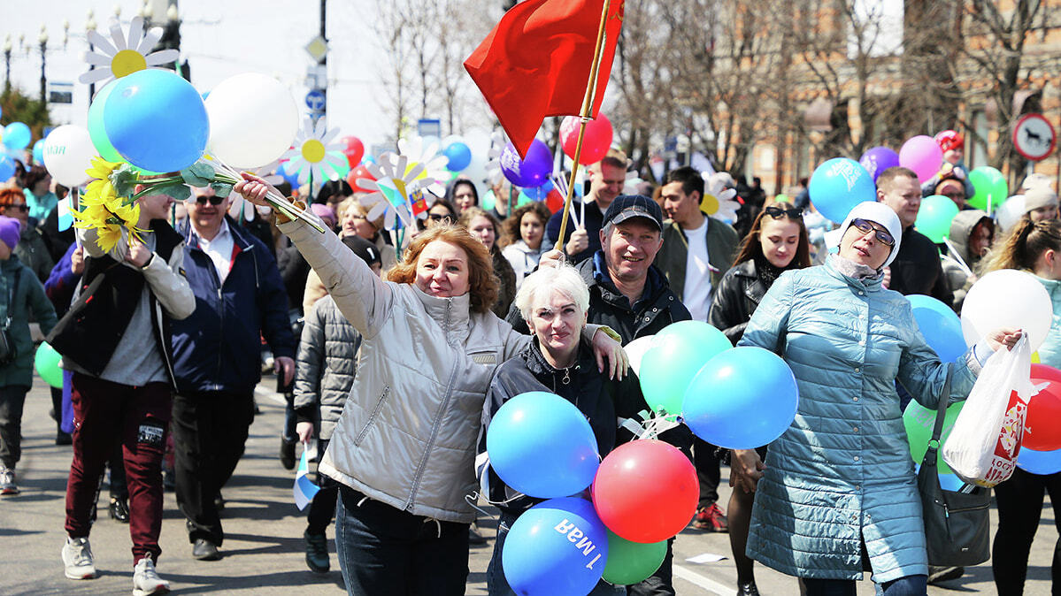 10 тыс в мае. Шествие 1 мая Хабаровск. Шествие 1 мая 2022 Хабаровск. Шествие на 1 мая флаги Хабаровск. Шествие 1 мая.