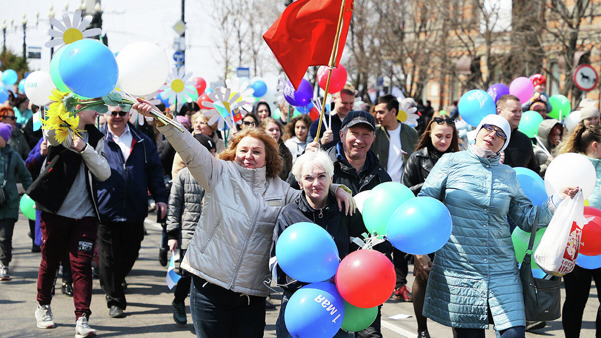 Флаги, митинг, май: тысячи хабаровчан вышли на центральную улицу (ФОТО;  ВИДЕО) — Новости Хабаровска