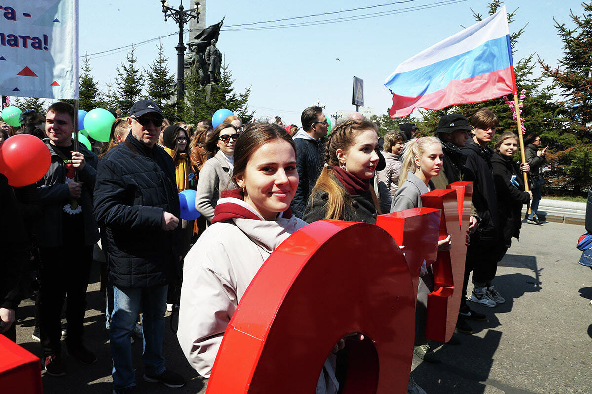 Флаги, митинг, май: тысячи хабаровчан вышли на центральную улицу (ФОТО;  ВИДЕО) — Новости Хабаровска