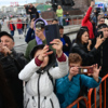 Зрители снимали шествие на видео — newsvl.ru