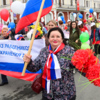 Флаги России, цветы и шарики были в руках у участников шествия — newsvl.ru