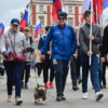 Пёс – тоже участник шествия — newsvl.ru