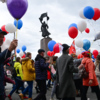 Люди несут шары в цвет российского флага — newsvl.ru