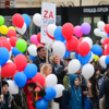 Взрослые и дети несут воздушные шары — newsvl.ru