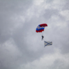На парашюте спустился даже ведущий праздника — newsvl.ru