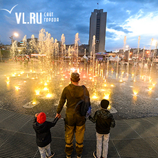 На центральной площади Владивостока начал работать сухой фонтан 