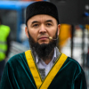 Один из духовных лидеров мусульман читал молитву и восхвалял Аллаха — newsvl.ru