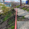 Часть бетонной дорожки просто сползла вниз по косогору — newsvl.ru