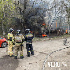 Во Владивостоке загорелась подстанция на территории бывшего авторемонтного завода на Иртышской 