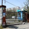 Раньше тут проводились ярмарки, сейчас на территории парковка — newsvl.ru